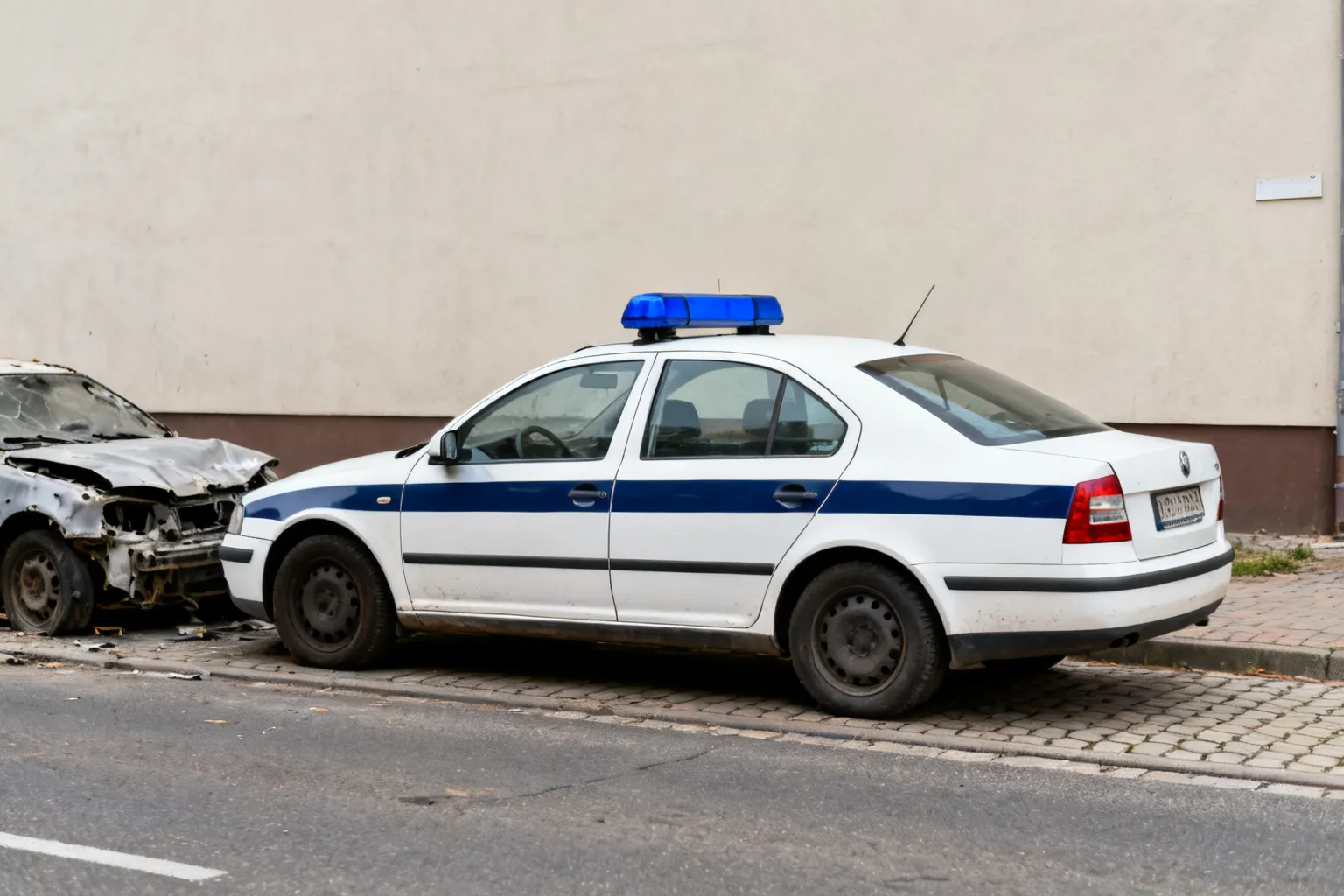 Policjant po służbie zatrzymał mężczyznę demolującego samochód w Starogardzie
