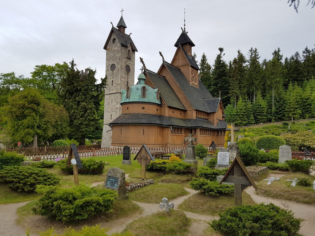 Atrakcje turystyczne w Pieninach i w Karpaczu — kościół Wang