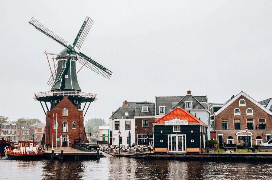 Gdzie leży Holandia: kraj kwiatów i wiatraków w sercu Europy